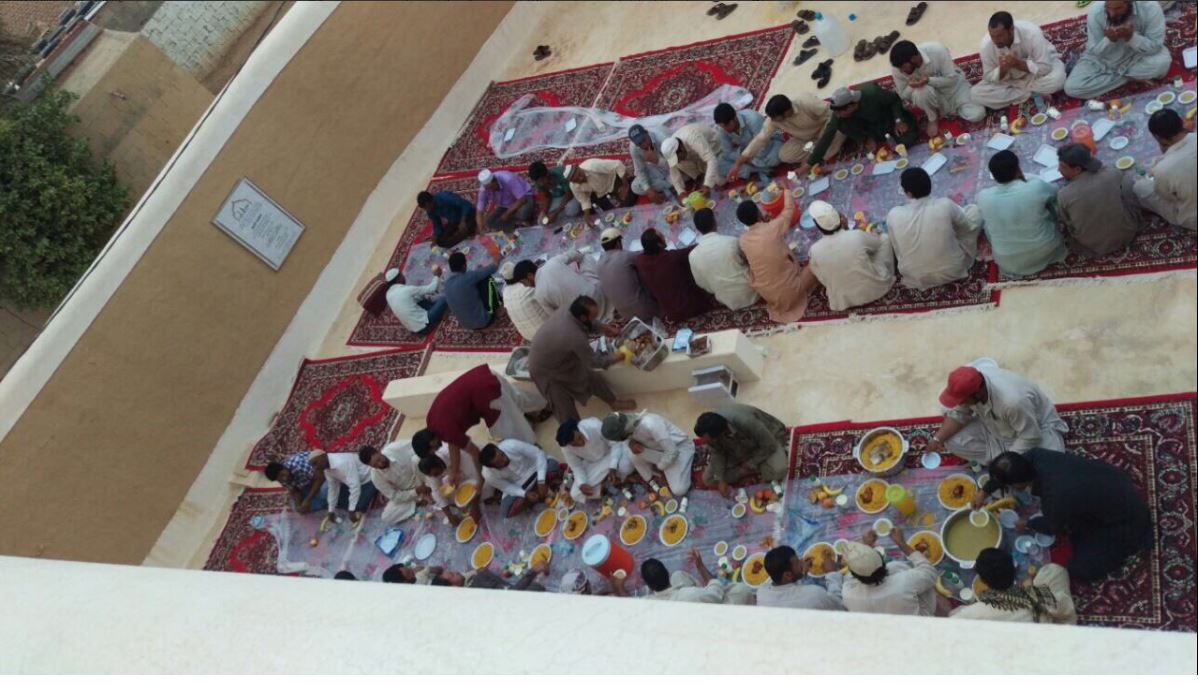 إفطار الصائمين بمسجد الجو في شهر رمضان 1438 هـ